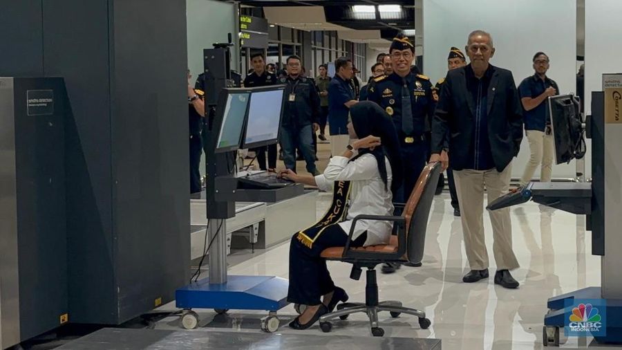 Wakil Menteri Keuangan Anggito Abimanyu meninjau persiapan kepulangan jemaah Haji 2025 di Bandara Soekarno-Hatta, Rabu malam (11/6/2025). (CNBC Indonesia/Zahwa Madjid) Wakil Menteri Keuangan Anggito Abimanyu meninjau persiapan kepulangan jemaah Haji 2025 di Bandara Soekarno-Hatta, Rabu malam (11/6/2025). (CNBC Indonesia/Zahwa Madjid)