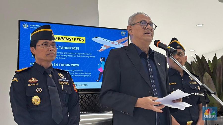 Wakil Menteri Keuangan Anggito Abimanyu meninjau persiapan kepulangan jemaah Haji 2025 di Bandara Soekarno-Hatta, Rabu malam (11/6/2025). (CNBC Indonesia/Zahwa Madjid)