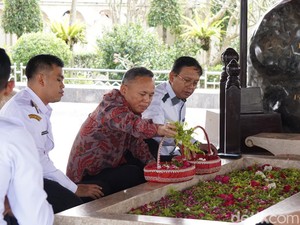 Wamen HAM Ziarah Makam Bung Karno di Blitar