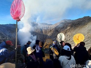 Yadnya Kasada Larung Sesaji ke Kawah Bromo, Menteri Budaya Takjub