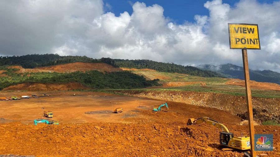 Area penambangan biji nikel PT Vale Indonesia (Persero) Tbk (INCO) Area Hasan Koro tempat stock pile limonite, IGP Sorowako Limonite, Blok Sorowako, Kabupaten Luwu Timur, Sulawesi Selatan. (CNBC Indonesia/Romys Binekasri)