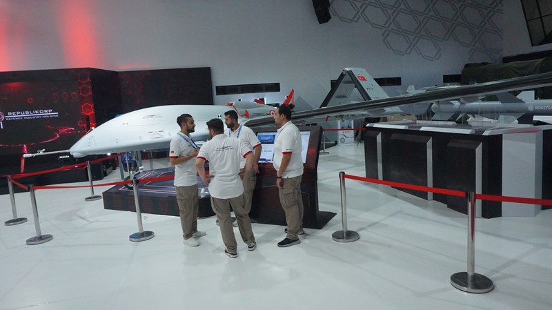 Baykar Bayraktar TB3, pesawat tempur tak berawak (UCAV) ketinggian menengah jarak jauh (MALE) berbasis kapal induk Turki yang mampu mendarat dan lepas landas jarak pendek, diproduksi oleh Baykar saat di pamerkan di pameran industri pertahanan internasional Indo Defence Expo & Forum 2025 di JIEXPO Kemayoran, Jakarta Pusat, Rabu (11/6/2025). (CNBC Indonesia/Muhammad Sabki)