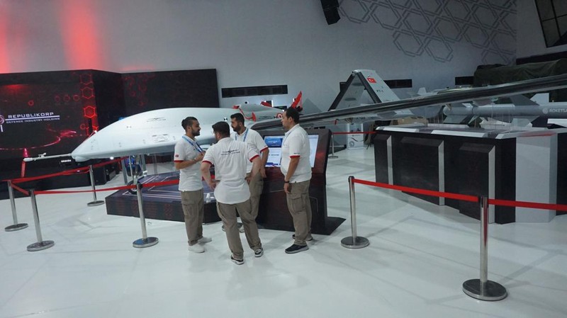 Baykar Bayraktar TB3, pesawat tempur tak berawak (UCAV) ketinggian menengah jarak jauh (MALE) berbasis kapal induk Turki yang mampu mendarat dan lepas landas jarak pendek, diproduksi oleh Baykar saat di pamerkan di pameran industri pertahanan internasional Indo Defence Expo & Forum 2025 di JIEXPO Kemayoran, Jakarta Pusat, Rabu (11/6/2025). (CNBC Indonesia/Muhammad Sabki)
