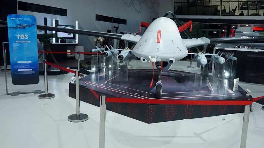 Baykar Bayraktar TB3, pesawat tempur tak berawak (UCAV) ketinggian menengah jarak jauh (MALE) berbasis kapal induk Turki yang mampu mendarat dan lepas landas jarak pendek, diproduksi oleh Baykar saat di pamerkan di pameran industri pertahanan internasional Indo Defence Expo & Forum 2025 di JIEXPO Kemayoran, Jakarta Pusat, Rabu (11/6/2025). (CNBC Indonesia/Muhammad Sabki)