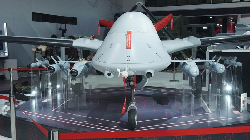 Baykar Bayraktar TB3, pesawat tempur tak berawak (UCAV) ketinggian menengah jarak jauh (MALE) berbasis kapal induk Turki yang mampu mendarat dan lepas landas jarak pendek, diproduksi oleh Baykar saat di pamerkan di pameran industri pertahanan internasional Indo Defence Expo & Forum 2025 di JIEXPO Kemayoran, Jakarta Pusat, Rabu (11/6/2025). (CNBC Indonesia/Muhammad Sabki)