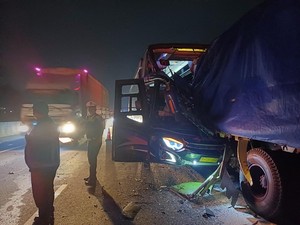 Bus Tabrak Truk di Tol Semarang, Ban Serep Terlempar Kenai Fortuner
