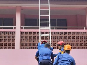 Kunci Nyangkut di Genteng gegara Dilempar Teman, Warga Bogor Panggil Damkar