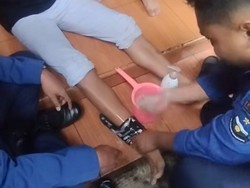 Penyelamatan 'di Luar Nurul' Damkar Garut, Bantu Lepas Sandal Nyangkut Penyelamatan 'di Luar Nurul' Damkar Garut, Bantu Lepas Sandal Nyangkut