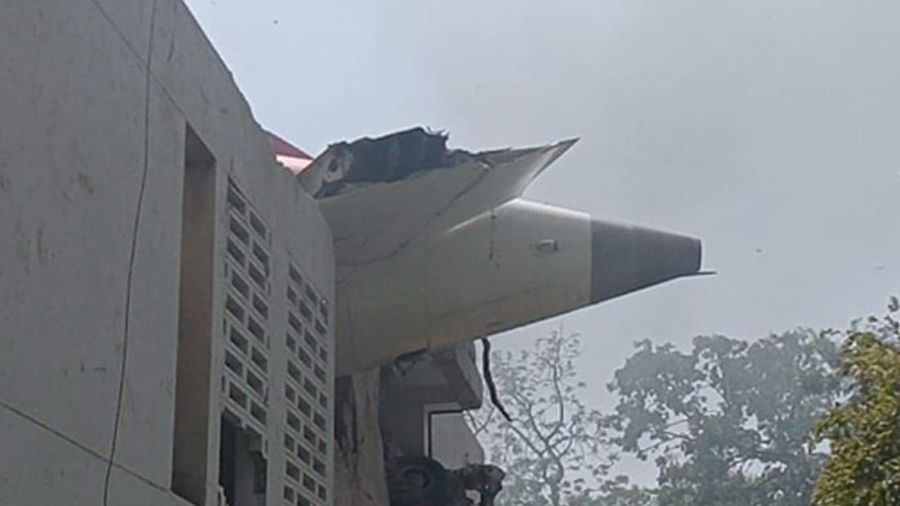 Sebuah video merekam detik-detik pesawat Air India jatuh tak lama setelah lepas landas di kota Ahmedabad, India barat, pada hari Kamis (12/6/2025). Sebuah video merekam detik-detik pesawat Air India jatuh tak lama setelah lepas landas di kota Ahmedabad, India barat, pada hari Kamis (12/6/2025). (Tangkapan Layar X/@rajput_of_india)