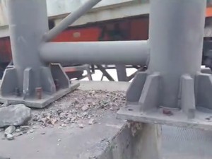 Tiang Besi Penunjuk Jalan di Cilincing Bergeser gara-gara Baut Lepas
