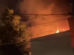 Restoran Pizza Hut  Jalan Raya Darmo Surabaya Terbakar Hebat