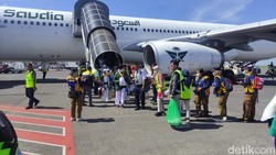 379 Jemaah Haji Tulungagung Kloter 1 Tiba Selamat di Bandara Juanda