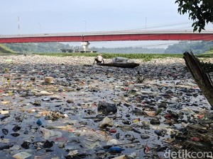 Ironi Sungai Citarum yang Lagi-lagi Jadi Lautan Sampah