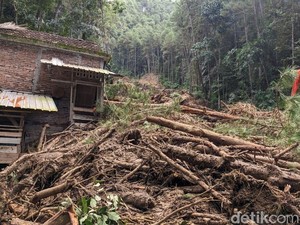 Longsor Besar Hancurkan Rumah Warga Kampak Trenggalek