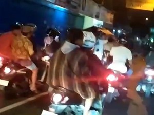 Dipancing COD-an, 2 Pelaku Penggelapan Motor Ditangkap-Diarak ke Polisi