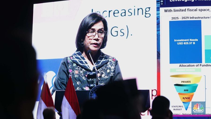 Menteri Keuangan, Sri Mulyani Indrawati menyampaikan paparan dalam acara International Conference on Infrastructure/ICI 2025, di JICC, Jakarta, Kamis (12/6/2025). (CNBC Indonesia/Tri Susilo)