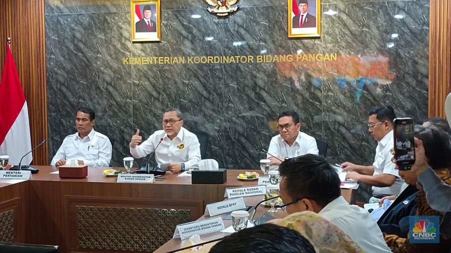 Menteri Koordinator Bidang Pangan, Zulkifli Hasan saat konferensi pers usai rapat koordinasi di kantornya, Kamis (12/6/2025). (CNBC Indonesia/Martya Sari Rizky)