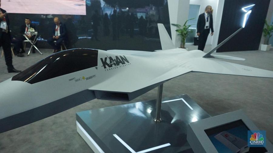 Rafale C pesawat tempur multi-peran buatan Dassault Aviation dari Prancis di pameran industri pertahanan internasional Indo Defence Expo & Forum 2025 di JIEXPO Kemayoran, Jakarta Pusat, Rabu (11/6/2025). (CNBC Indonesia/Muhamad Sabki)