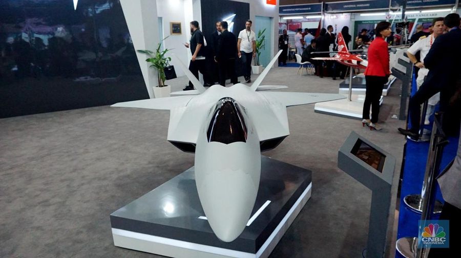 Rafale C pesawat tempur multi-peran buatan Dassault Aviation dari Prancis di pameran industri pertahanan internasional Indo Defence Expo & Forum 2025 di JIEXPO Kemayoran, Jakarta Pusat, Rabu (11/6/2025). (CNBC Indonesia/Muhamad Sabki)