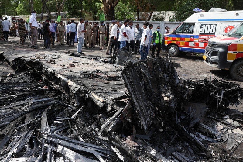 Petugas pemadam kebakaran bekerja untuk memadamkan api di lokasi jatuhnya pesawat Air India Boeing 787 Dreamliner di Ahmedabad, India, 12 Juni 2025. (REUTERS/Amit Dave)