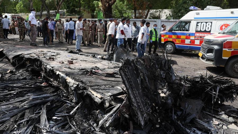 Anggota tim penyelamat bekerja saat asap mengepul di lokasi jatuhnya pesawat Air India di Ahmedabad, India, 12 Juni 2025. Anggota tim penyelamat bekerja saat asap mengepul di lokasi jatuhnya pesawat Air India di Ahmedabad, India, 12 Juni 2025. (REUTERS/Amit Dave)