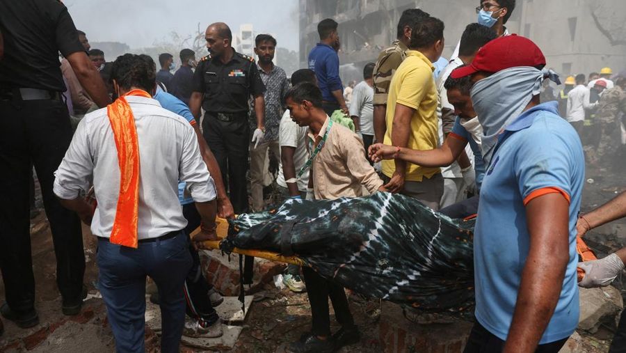 Petugas pemadam kebakaran bekerja untuk memadamkan api di lokasi jatuhnya pesawat Air India Boeing 787 Dreamliner di Ahmedabad, India, 12 Juni 2025. (REUTERS/Amit Dave)