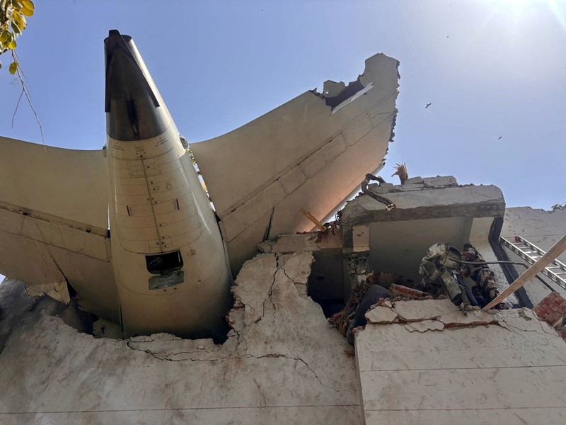 Petugas pemadam kebakaran bekerja untuk memadamkan api di lokasi jatuhnya pesawat Air India Boeing 787 Dreamliner di Ahmedabad, India, 12 Juni 2025. (REUTERS/Amit Dave)