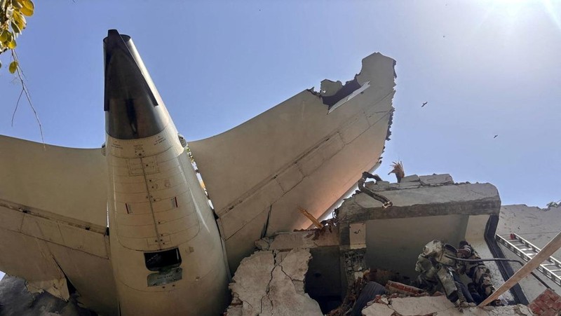 Anggota tim penyelamat bekerja saat asap mengepul di lokasi jatuhnya pesawat Air India di Ahmedabad, India, 12 Juni 2025. (REUTERS/Amit Dave)