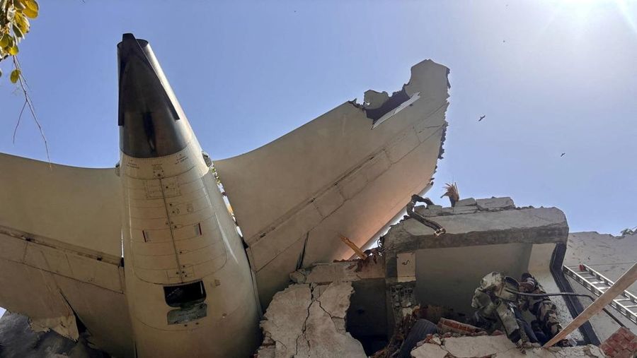 Anggota tim penyelamat bekerja saat asap mengepul di lokasi jatuhnya pesawat Air India di Ahmedabad, India, 12 Juni 2025. Anggota tim penyelamat bekerja saat asap mengepul di lokasi jatuhnya pesawat Air India di Ahmedabad, India, 12 Juni 2025. (REUTERS/Amit Dave)