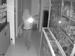 Maling Tak Pakai Baju Terekam CCTV Bobol Apotek di Undaan Kudus