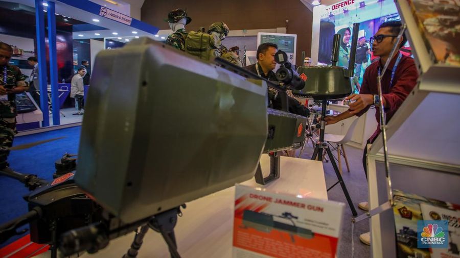 Pengunjung melihat Drone Jammer Gun dalam acara pameran industri pertahanan Internasional Indo Defence Expo & Forum 2025 di JIExpo Kemayoran, Jakarta, Kamis (12/6/2025). Pengunjung melihat Drone Jammer Gun dalam acara pameran industri pertahanan Internasional Indo Defence Expo & Forum 2025 di JIExpo Kemayoran, Jakarta, Kamis (12/6/2025). (CNBC Indonesia/Faisal Rahman)