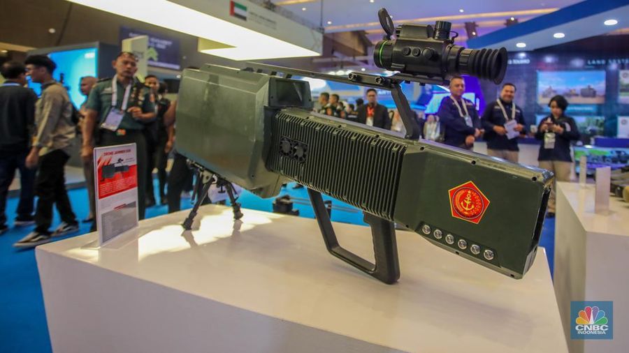 Pengunjung melihat Drone Jammer Gun dalam acara pameran industri pertahanan Internasional Indo Defence Expo & Forum 2025 di JIExpo Kemayoran, Jakarta, Kamis (12/6/2025). (CNBC Indonesia/Faisal Rahman)