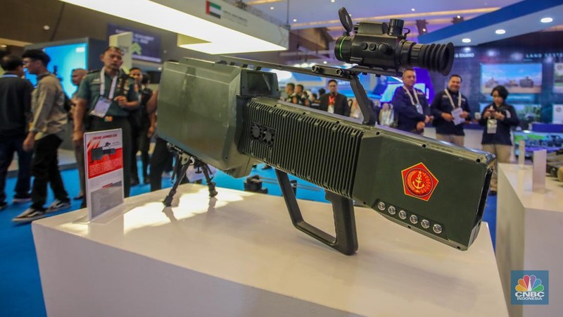 Pengunjung melihat Drone Jammer Gun dalam acara pameran industri pertahanan Internasional Indo Defence Expo & Forum 2025 di JIExpo Kemayoran, Jakarta, Kamis (12/6/2025). (CNBC Indonesia/Faisal Rahman)