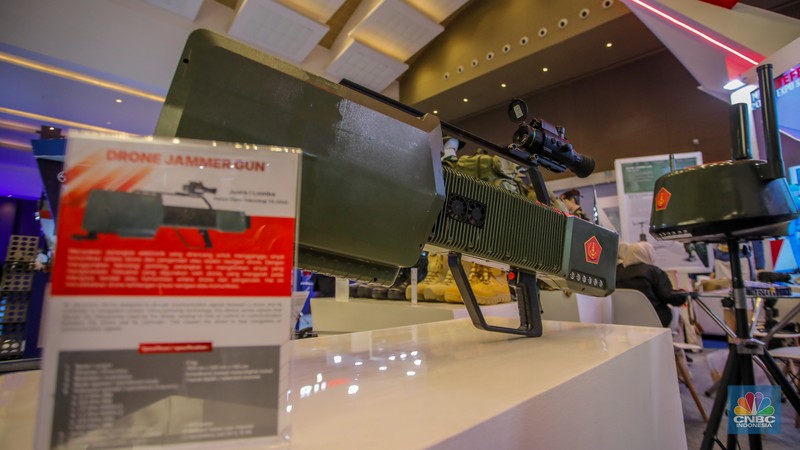 Pengunjung melihat Drone Jammer Gun dalam acara pameran industri pertahanan Internasional Indo Defence Expo & Forum 2025 di JIExpo Kemayoran, Jakarta, Kamis (12/6/2025). (CNBC Indonesia/Faisal Rahman)