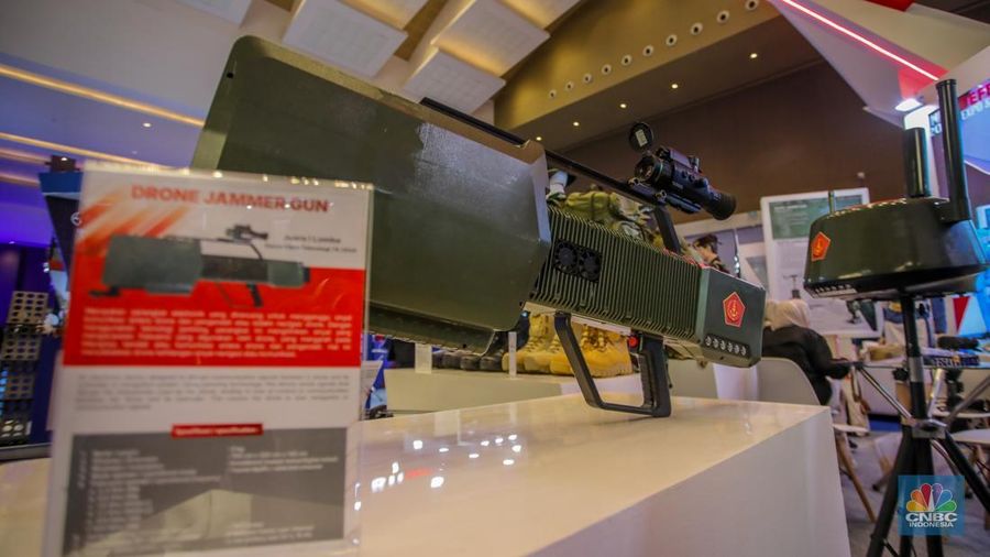 Pengunjung melihat Drone Jammer Gun dalam acara pameran industri pertahanan Internasional Indo Defence Expo & Forum 2025 di JIExpo Kemayoran, Jakarta, Kamis (12/6/2025). Pengunjung melihat Drone Jammer Gun dalam acara pameran industri pertahanan Internasional Indo Defence Expo & Forum 2025 di JIExpo Kemayoran, Jakarta, Kamis (12/6/2025). (CNBC Indonesia/Faisal Rahman)