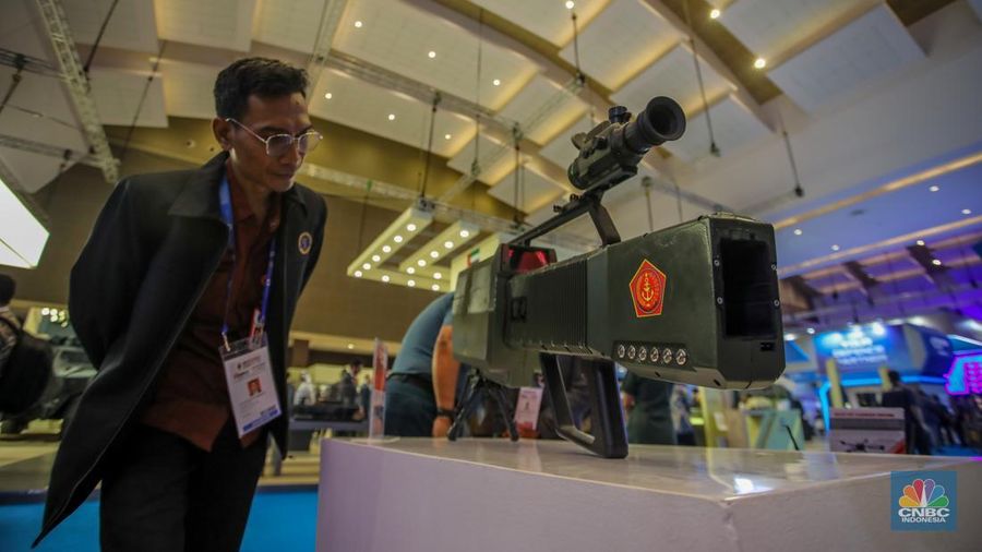 Pengunjung melihat Drone Jammer Gun dalam acara pameran industri pertahanan Internasional Indo Defence Expo & Forum 2025 di JIExpo Kemayoran, Jakarta, Kamis (12/6/2025). (CNBC Indonesia/Faisal Rahman)