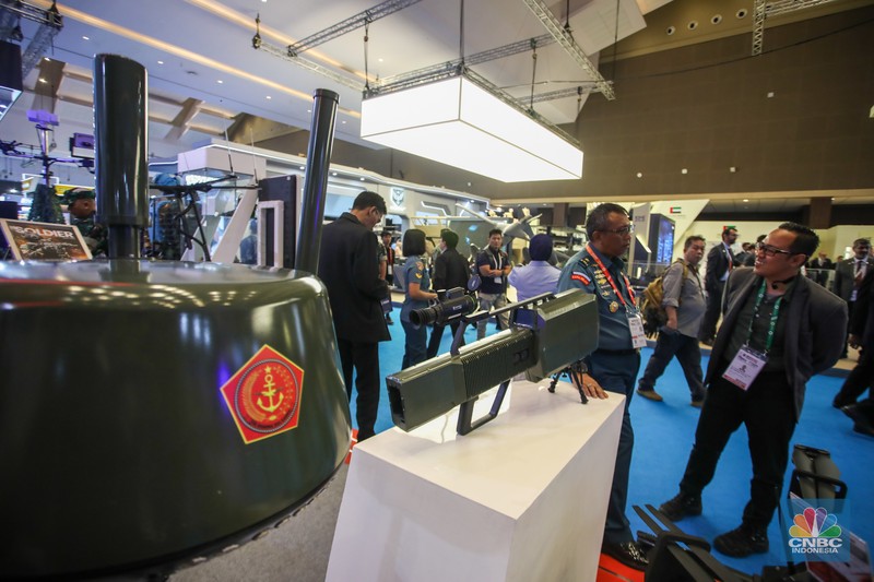 Pengunjung melihat Drone Jammer Gun dalam acara pameran industri pertahanan Internasional Indo Defence Expo & Forum 2025 di JIExpo Kemayoran, Jakarta, Kamis (12/6/2025). (CNBC Indonesia/Faisal Rahman)