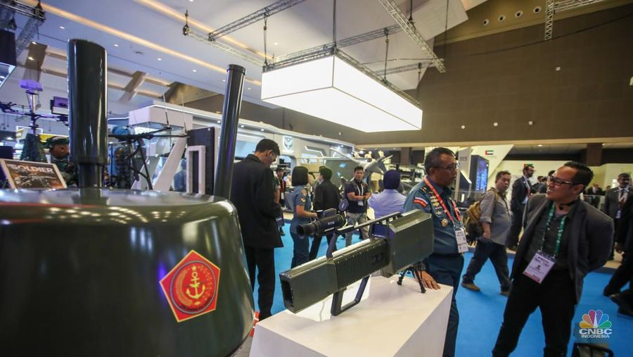 Pengunjung melihat Drone Jammer Gun dalam acara pameran industri pertahanan Internasional Indo Defence Expo & Forum 2025 di JIExpo Kemayoran, Jakarta, Kamis (12/6/2025). (CNBC Indonesia/Faisal Rahman)