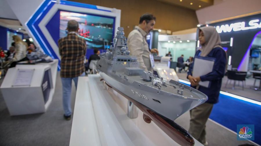 Pengunjung melihat kapal perang buatan Turki dalam acara pameran industri pertahanan Internasional Indo Defence Expo & Forum 2025 di JIExpo Kemayoran, Jakarta, Kamis (12/6/2025). Pengunjung melihat kapal perang buatan Turki dalam acara pameran industri pertahanan Internasional Indo Defence Expo & Forum 2025 di JIExpo Kemayoran, Jakarta, Kamis (12/6/2025). (CNBC Indonesia/Faisal Rahman)