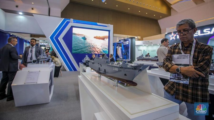Pengunjung melihat kapal perang buatan Turki dalam acara pameran industri pertahanan Internasional Indo Defence Expo & Forum 2025 di JIExpo Kemayoran, Jakarta, Kamis (12/6/2025). Pengunjung melihat kapal perang buatan Turki dalam acara pameran industri pertahanan Internasional Indo Defence Expo & Forum 2025 di JIExpo Kemayoran, Jakarta, Kamis (12/6/2025). (CNBC Indonesia/Faisal Rahman)
