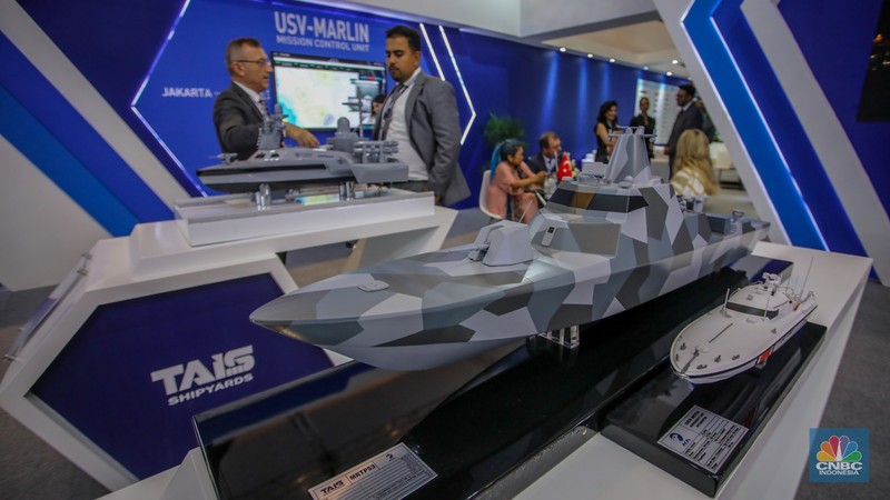 Pengunjung melihat kapal perang buatan Turki dalam acara pameran industri pertahanan Internasional Indo Defence Expo & Forum 2025 di JIExpo Kemayoran, Jakarta, Kamis (12/6/2025). (CNBC Indonesia/Faisal Rahman)
