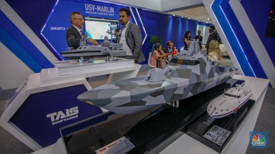 Pengunjung melihat kapal perang buatan Turki dalam acara pameran industri pertahanan Internasional Indo Defence Expo & Forum 2025 di JIExpo Kemayoran, Jakarta, Kamis (12/6/2025). Pengunjung melihat kapal perang buatan Turki dalam acara pameran industri pertahanan Internasional Indo Defence Expo & Forum 2025 di JIExpo Kemayoran, Jakarta, Kamis (12/6/2025). (CNBC Indonesia/Faisal Rahman)
