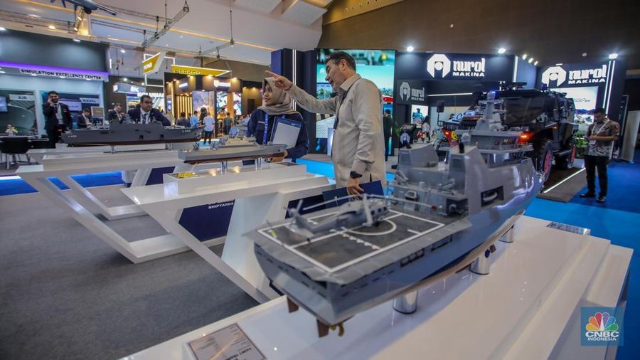 Pengunjung melihat kapal perang buatan Turki dalam acara pameran industri pertahanan Internasional Indo Defence Expo & Forum 2025 di JIExpo Kemayoran, Jakarta, Kamis (12/6/2025). Pengunjung melihat kapal perang buatan Turki dalam acara pameran industri pertahanan Internasional Indo Defence Expo & Forum 2025 di JIExpo Kemayoran, Jakarta, Kamis (12/6/2025). (CNBC Indonesia/Faisal Rahman)
