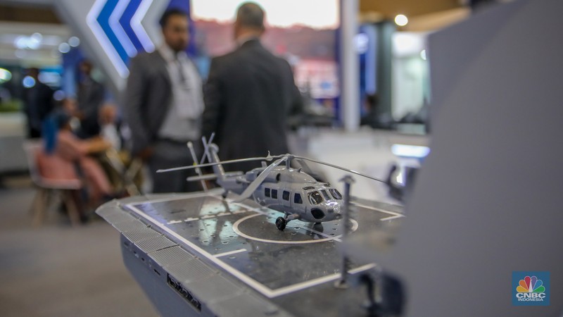 Pengunjung melihat kapal perang buatan Turki dalam acara pameran industri pertahanan Internasional Indo Defence Expo & Forum 2025 di JIExpo Kemayoran, Jakarta, Kamis (12/6/2025). (CNBC Indonesia/Faisal Rahman)