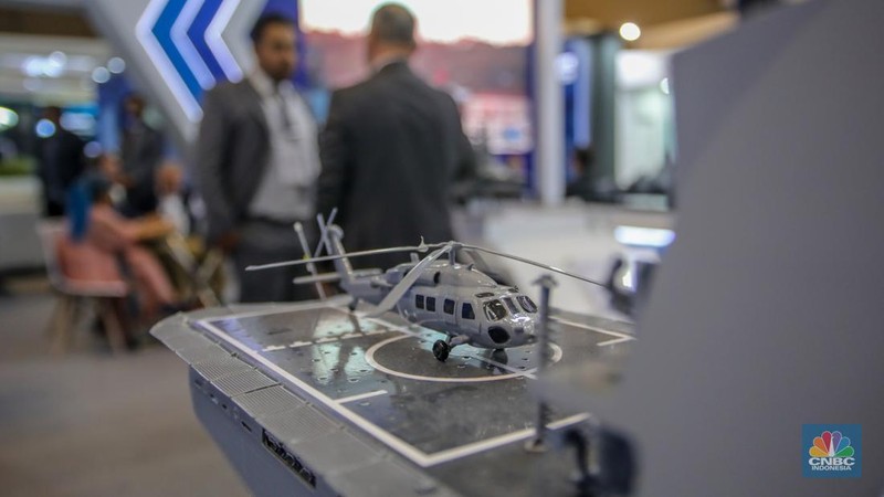 Pengunjung melihat kapal perang buatan Turki dalam acara pameran industri pertahanan Internasional Indo Defence Expo & Forum 2025 di JIExpo Kemayoran, Jakarta, Kamis (12/6/2025). (CNBC Indonesia/Faisal Rahman)