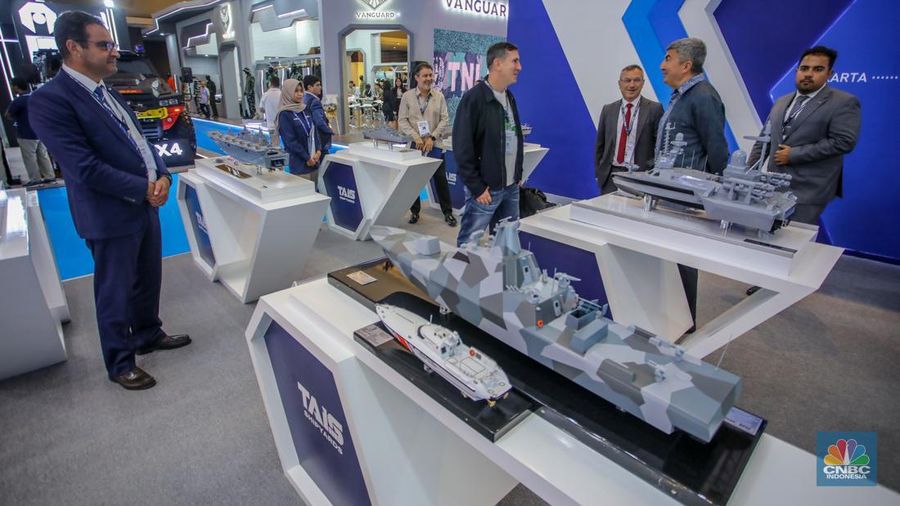 Pengunjung melihat kapal perang buatan Turki dalam acara pameran industri pertahanan Internasional Indo Defence Expo & Forum 2025 di JIExpo Kemayoran, Jakarta, Kamis (12/6/2025). Pengunjung melihat kapal perang buatan Turki dalam acara pameran industri pertahanan Internasional Indo Defence Expo & Forum 2025 di JIExpo Kemayoran, Jakarta, Kamis (12/6/2025). (CNBC Indonesia/Faisal Rahman)
