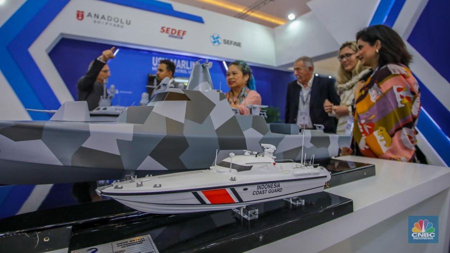 Pengunjung melihat kapal perang buatan Turki dalam acara pameran industri pertahanan Internasional Indo Defence Expo & Forum 2025 di JIExpo Kemayoran, Jakarta, Kamis (12/6/2025). Pengunjung melihat kapal perang buatan Turki dalam acara pameran industri pertahanan Internasional Indo Defence Expo & Forum 2025 di JIExpo Kemayoran, Jakarta, Kamis (12/6/2025). (CNBC Indonesia/Faisal Rahman)
