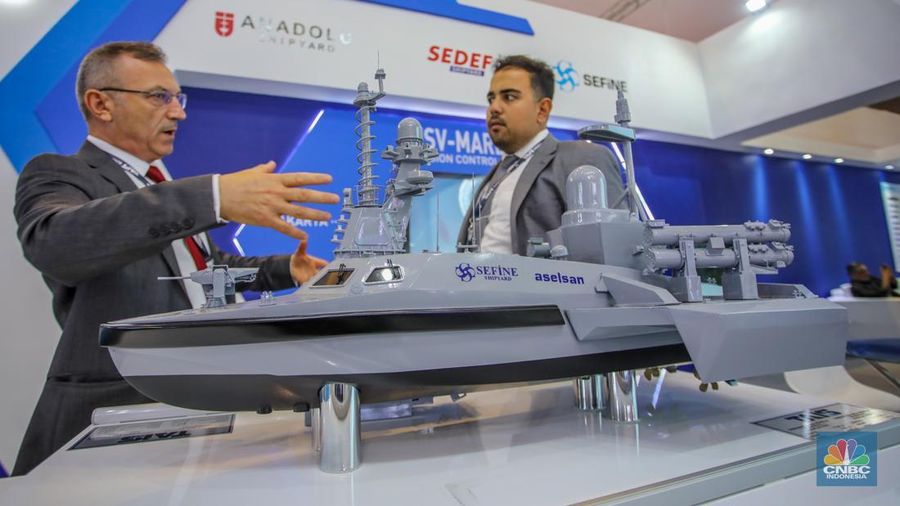 Pengunjung melihat kapal perang buatan Turki dalam acara pameran industri pertahanan Internasional Indo Defence Expo & Forum 2025 di JIExpo Kemayoran, Jakarta, Kamis (12/6/2025). Pengunjung melihat kapal perang buatan Turki dalam acara pameran industri pertahanan Internasional Indo Defence Expo & Forum 2025 di JIExpo Kemayoran, Jakarta, Kamis (12/6/2025). (CNBC Indonesia/Faisal Rahman)