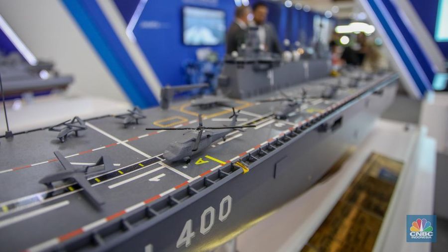 Pengunjung melihat kapal perang buatan Turki dalam acara pameran industri pertahanan Internasional Indo Defence Expo & Forum 2025 di JIExpo Kemayoran, Jakarta, Kamis (12/6/2025). Pengunjung melihat kapal perang buatan Turki dalam acara pameran industri pertahanan Internasional Indo Defence Expo & Forum 2025 di JIExpo Kemayoran, Jakarta, Kamis (12/6/2025). (CNBC Indonesia/Faisal Rahman)