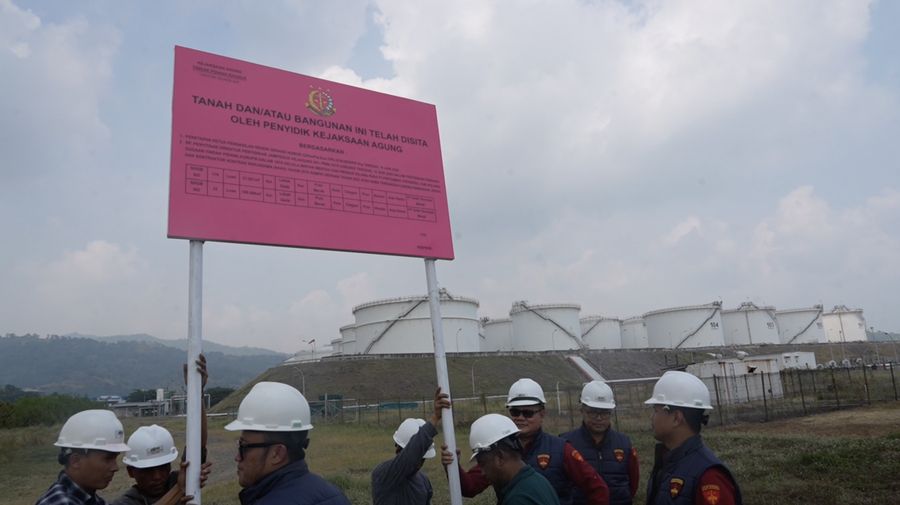 Penyitaan aset PT Orbit Terminal Merak oleh Kejaksaan Agung. (Dok. Kejagung)